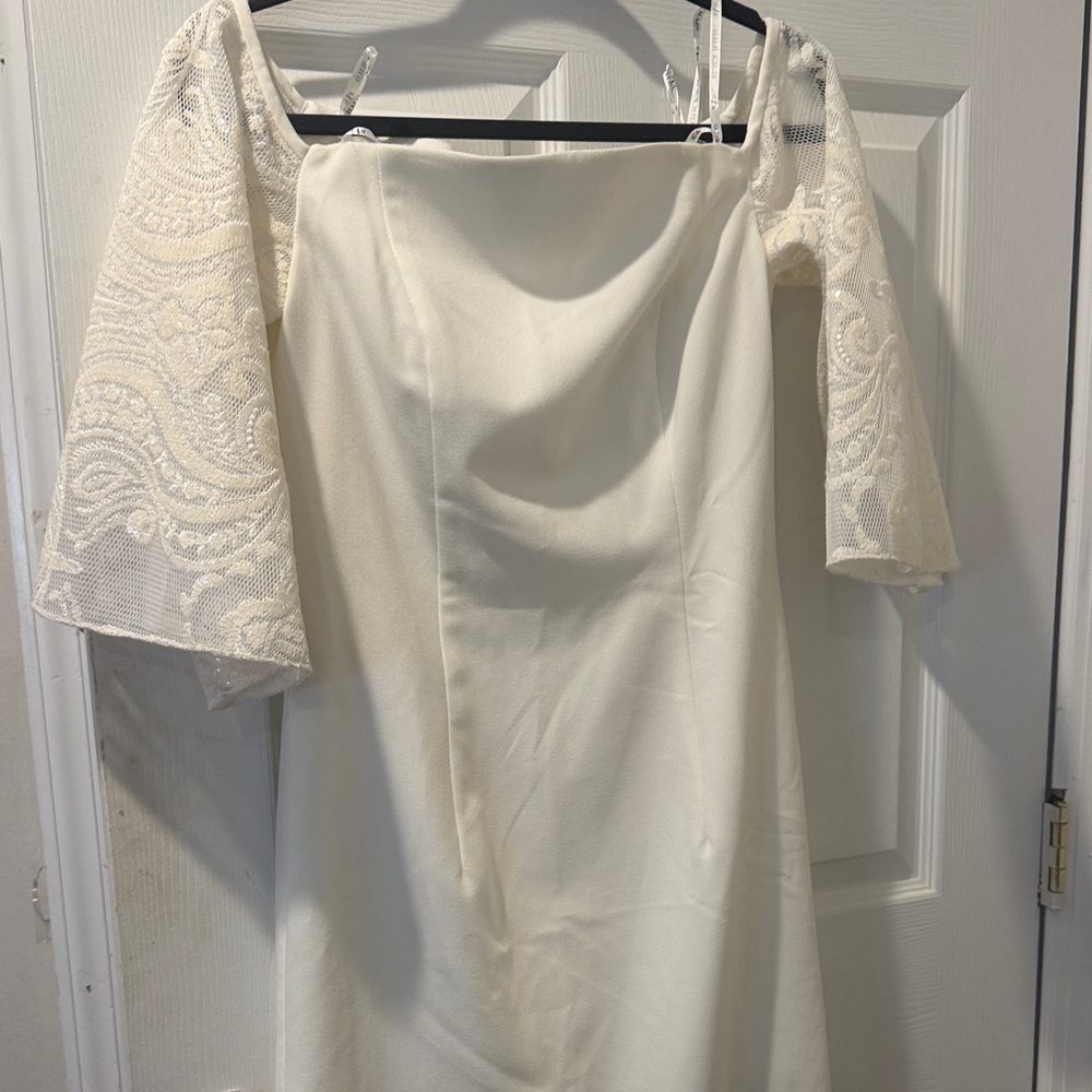 Black Halo Ivory Long Sleeve Dress